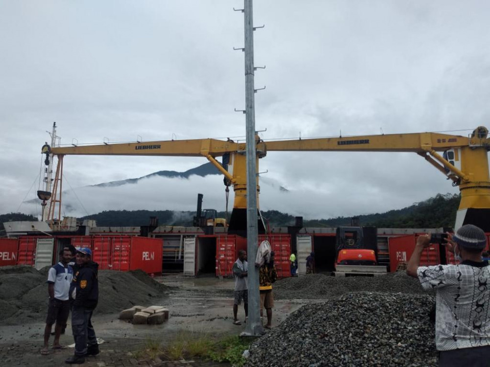 MUATAN BALIK 19 KONTAINER KOMODITI UNGGULAN JAYAPURA DIANGKUT TOL LAUT DI PELABUHAN DEPAPRE