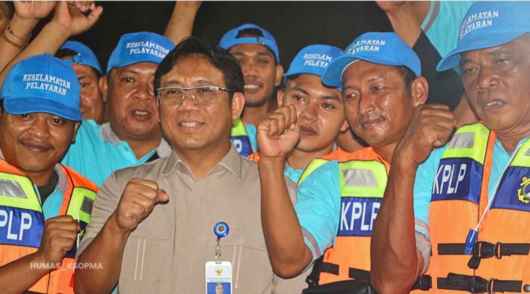 Perkuat Budaya Keselamatan Berlayar, KSOP Kelas IV Muara Angke Dukung Penyaluran 150 Life Jacket kepada Nelayan Muara Angke