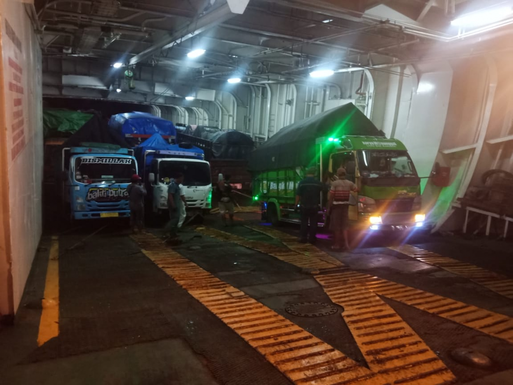 BEGINI, AKTIVITAS BONGKAR MUAT KENDARAAN DI PELABUHAN PATIMBAN JAWA BARAT