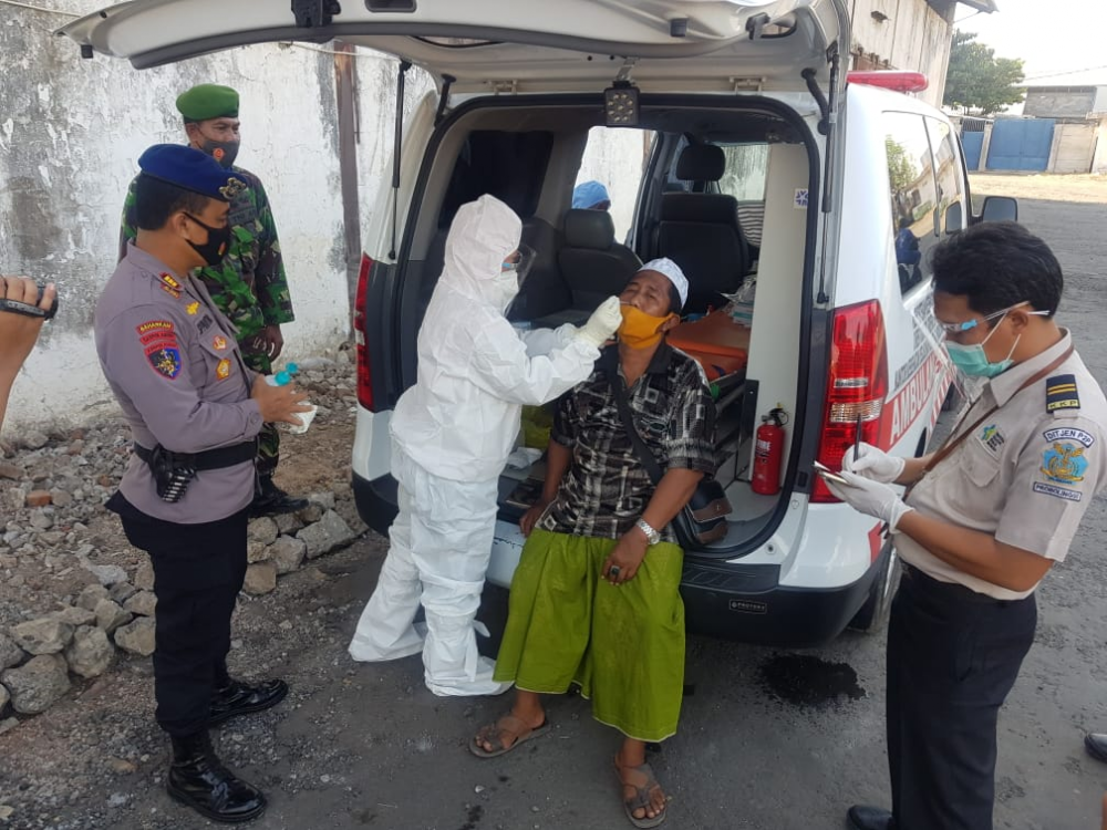 Satgas Covid-19 Pelabuhan Probolinggo Lakukan Rapid antigen kepada penumpang Kapal dari P. Gilimandangin Madura