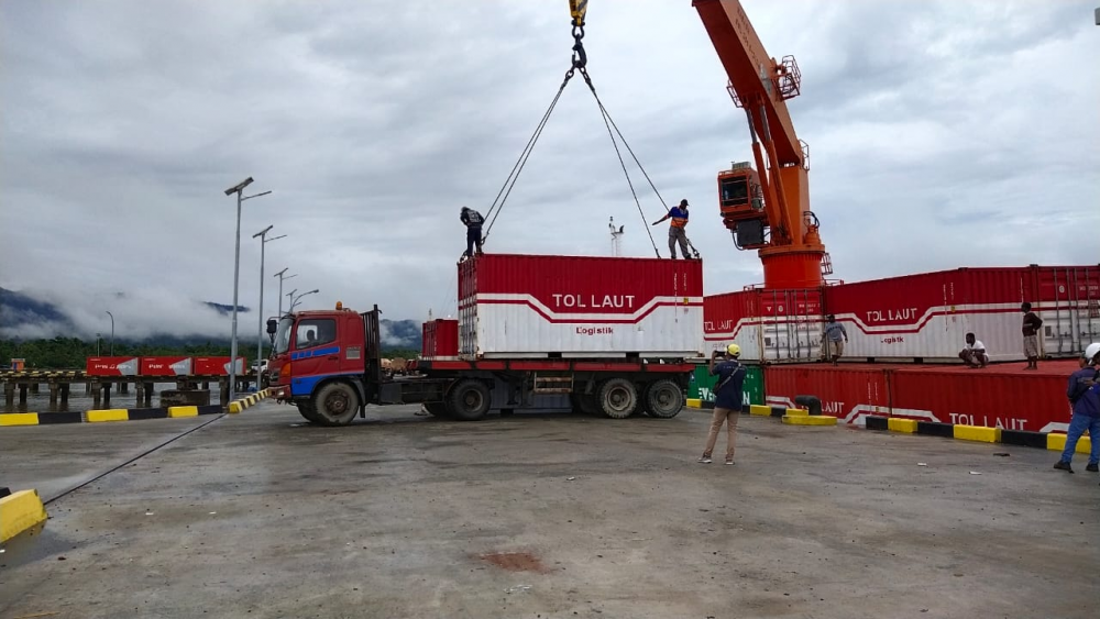 TRAYEK T-19 TOL LAUT: KUNCI SUKSES  PENYERAPAN DAN PENDISTRIBUSIAN BERAS DI PAPUA -  PAPUA BARAT