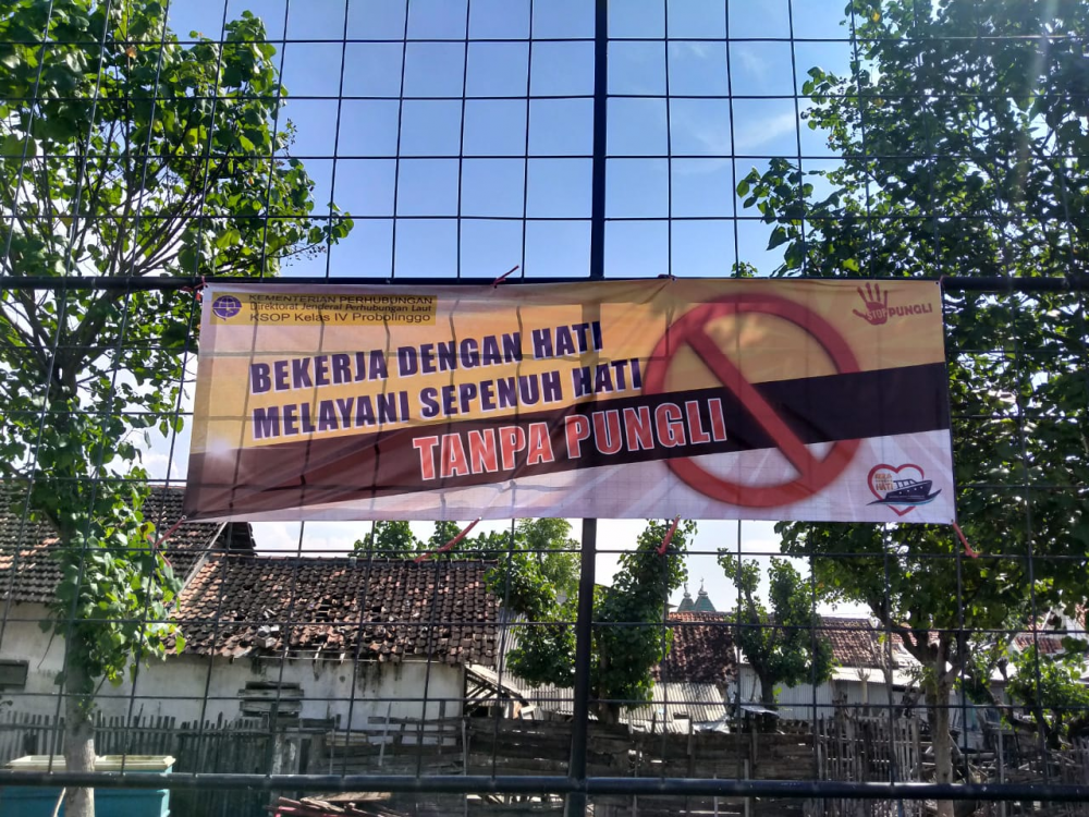MENDUKUNG PROGRAM PEMERINTAH PELABUHAN BEBAS PUNGLI, KSOP KELAS IV PROBOLINGGO PASANG BANNER DI PINTU MASUK PELABUHAN DAN POS KPLP