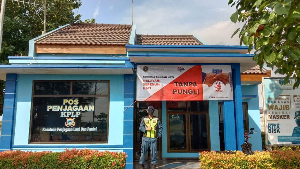 MENDUKUNG PROGRAM PEMERINTAH PELABUHAN BEBAS PUNGLI, KSOP KELAS IV PROBOLINGGO PASANG BANNER DI PINTU MASUK PELABUHAN DAN POS KPLP