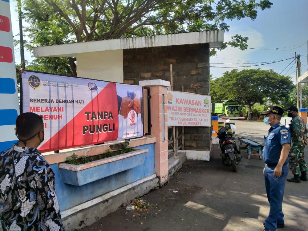 MENDUKUNG PROGRAM PEMERINTAH PELABUHAN BEBAS PUNGLI, KSOP KELAS IV PROBOLINGGO PASANG BANNER DI PINTU MASUK PELABUHAN DAN POS KPLP