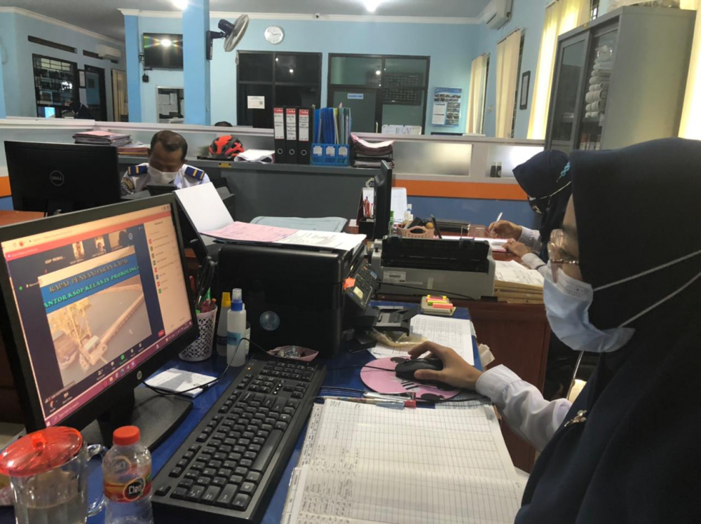 Antisipasi Penyebaran Covid-19 dan Mendukung PPKM Darurat : KSOP Kelas IV Probolinggo Melakukan Rapat PPSA Penyandaran Kapal melalui Daring/Online