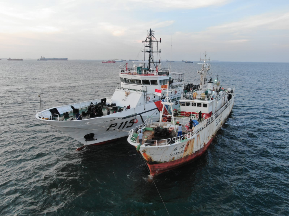 KPLP EVAKUASI JENAZAH ABK WNI YANG MENINGGAL SAAT BEKERJA DI KAPAL IKAN BERBENDERA CINA