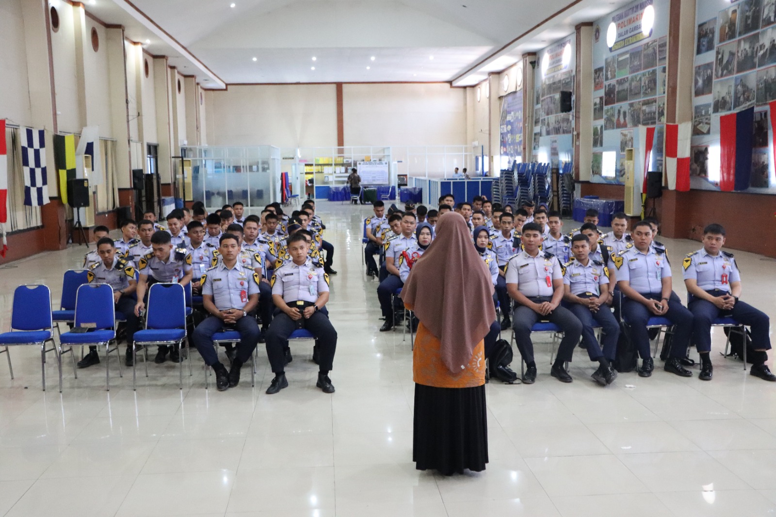Jemput Bola di Kampus Polimarim, KSOP Utama Makassar Terbitkan 96 Buku Pelaut On the Spot