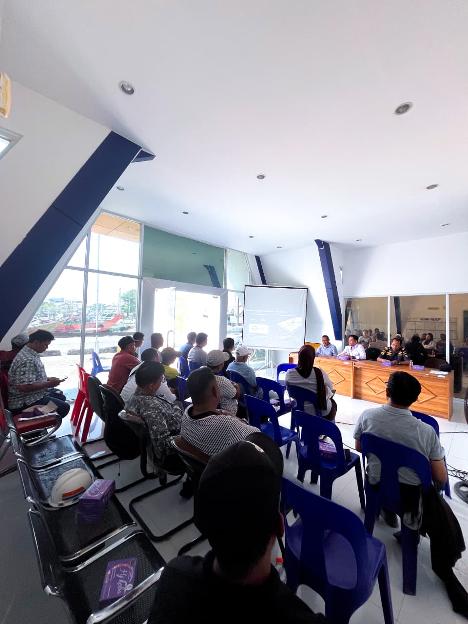 Dari Dermaga Paotere, KSOP Utama Makassar Perkuat Keselamatan Kapal Layar Motor Lewat Sosialisasi Garis Muat