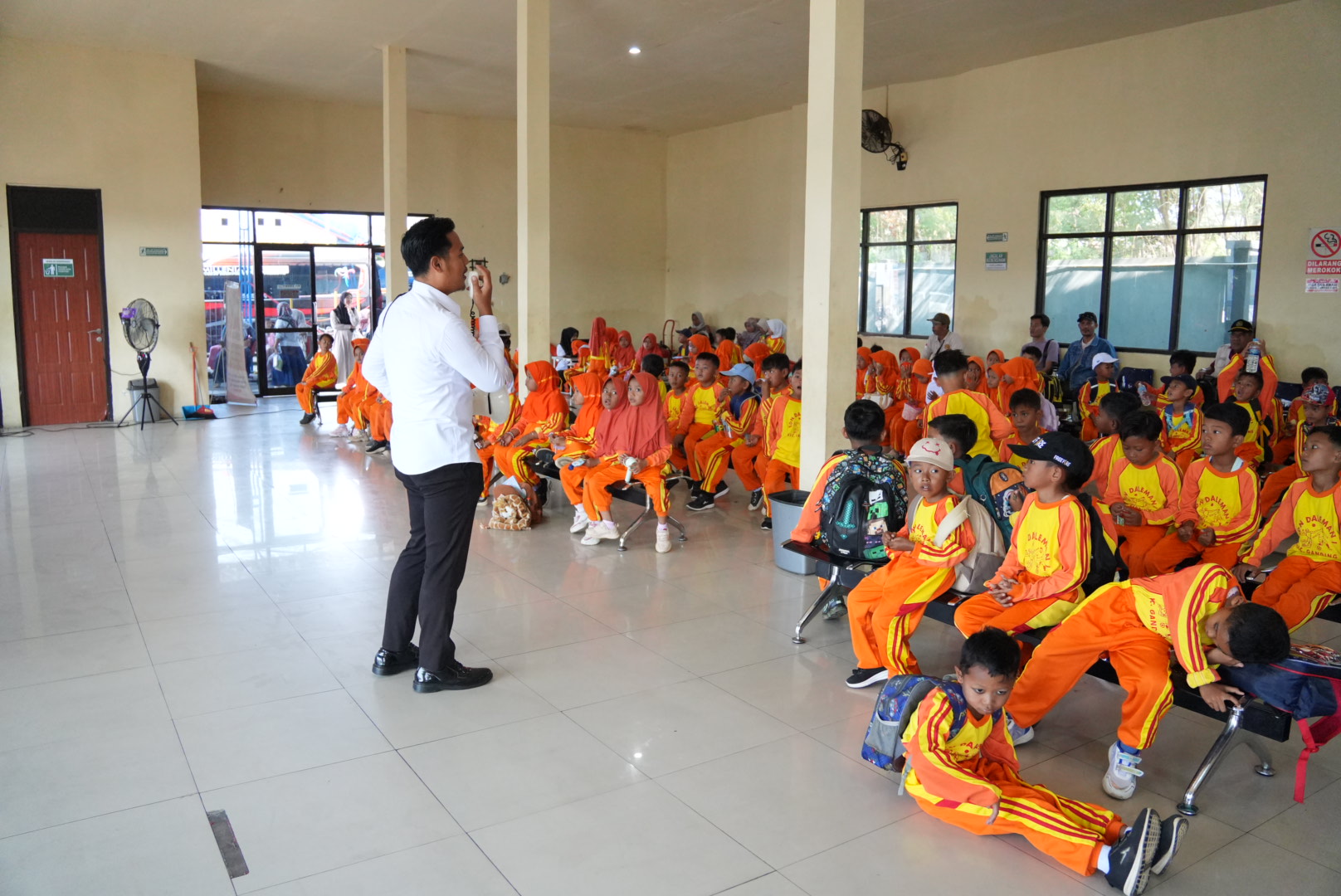Terima Kunjungan SDN Daleman 1, KSOP Kalianget Kenalkan Fasilitas Pelabuhan pada Ratusan Siswa