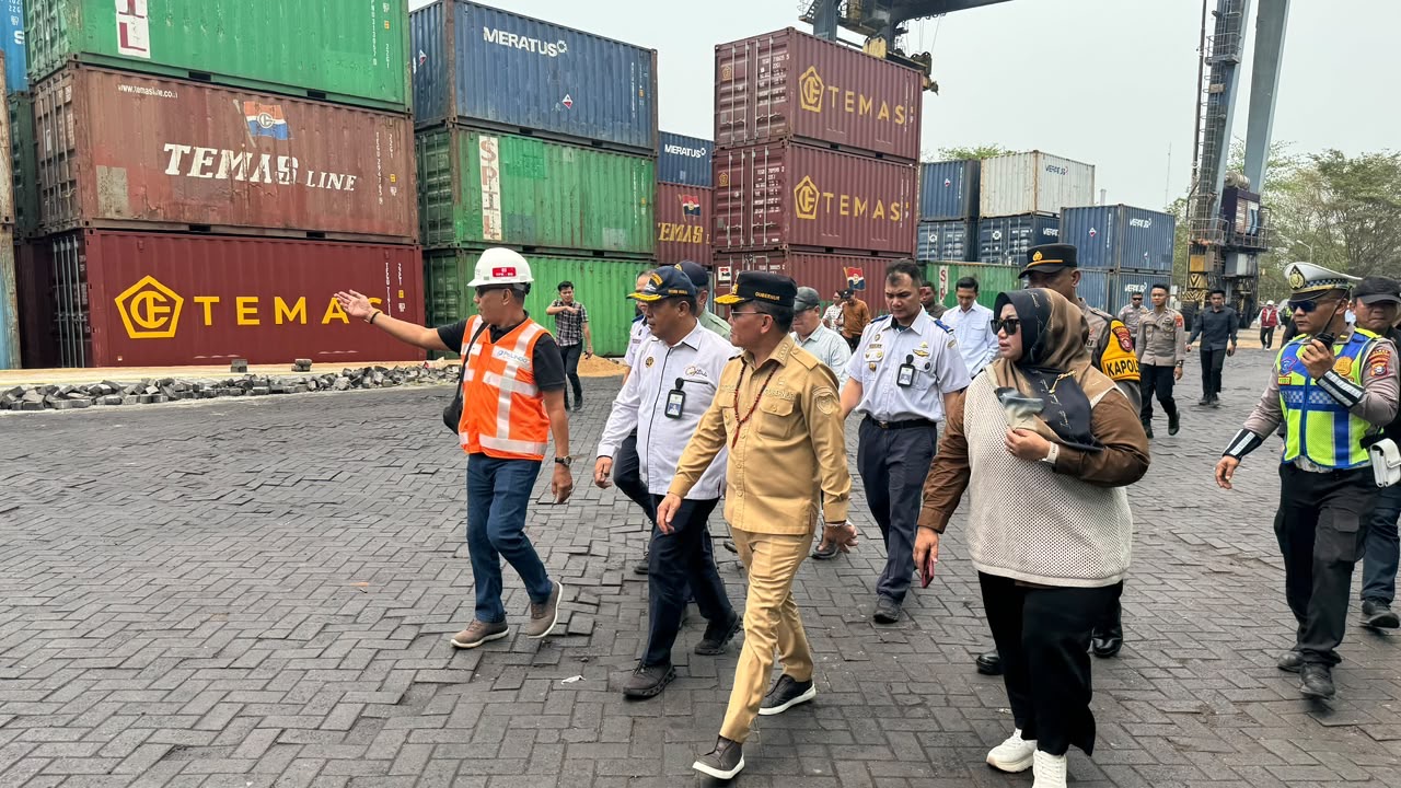 GUBERNUR KALTENG TINJAU PELABUHAN BAGENDANG, KSOP SAMPIT PASTIKAN PELAYARAN DAN DISTRIBUSI LOGISTIK TETAP LANCAR