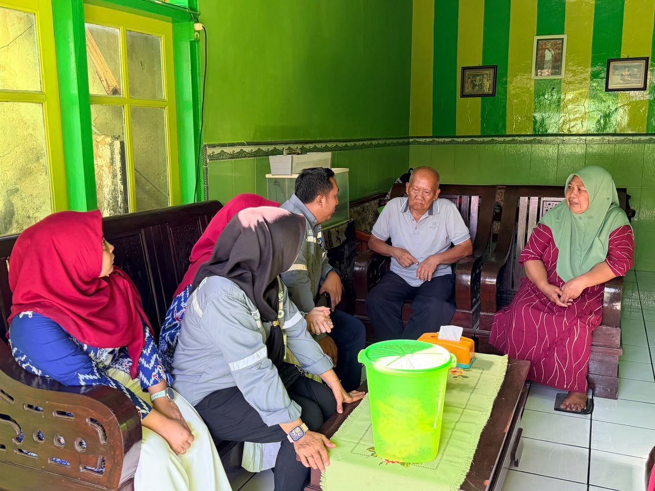 Pererat Silaturahmi, KSOP Kalianget Bersama DWP Laksanakan Giat Anjangsana ke Pegawai Purnatugas