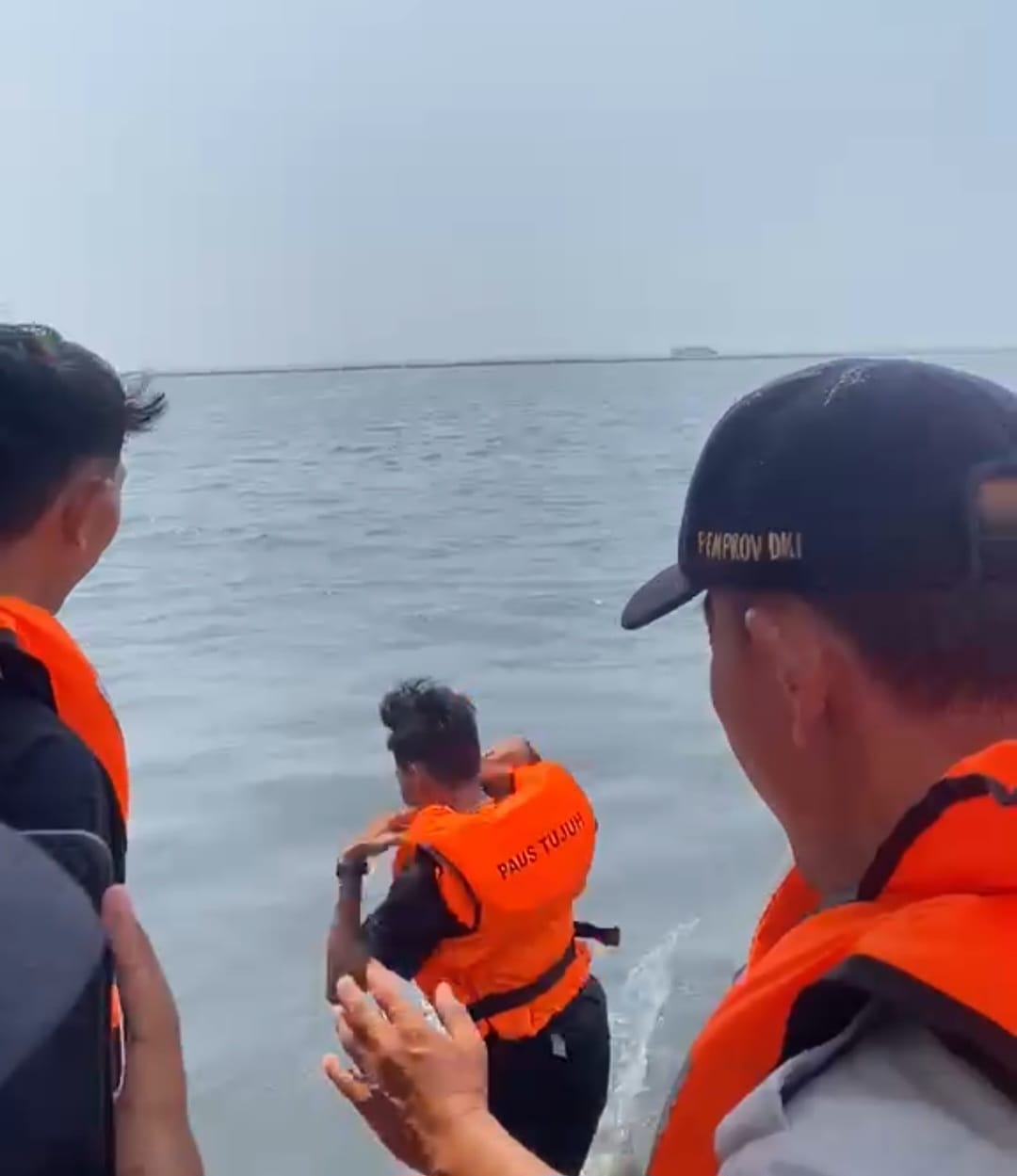 Kesiapsiagaan Awak Kapal Dishub DKI Jakarta Diuji melalui Emergency Drill Abandon Ship, Fire Drill, dan Man Overboard