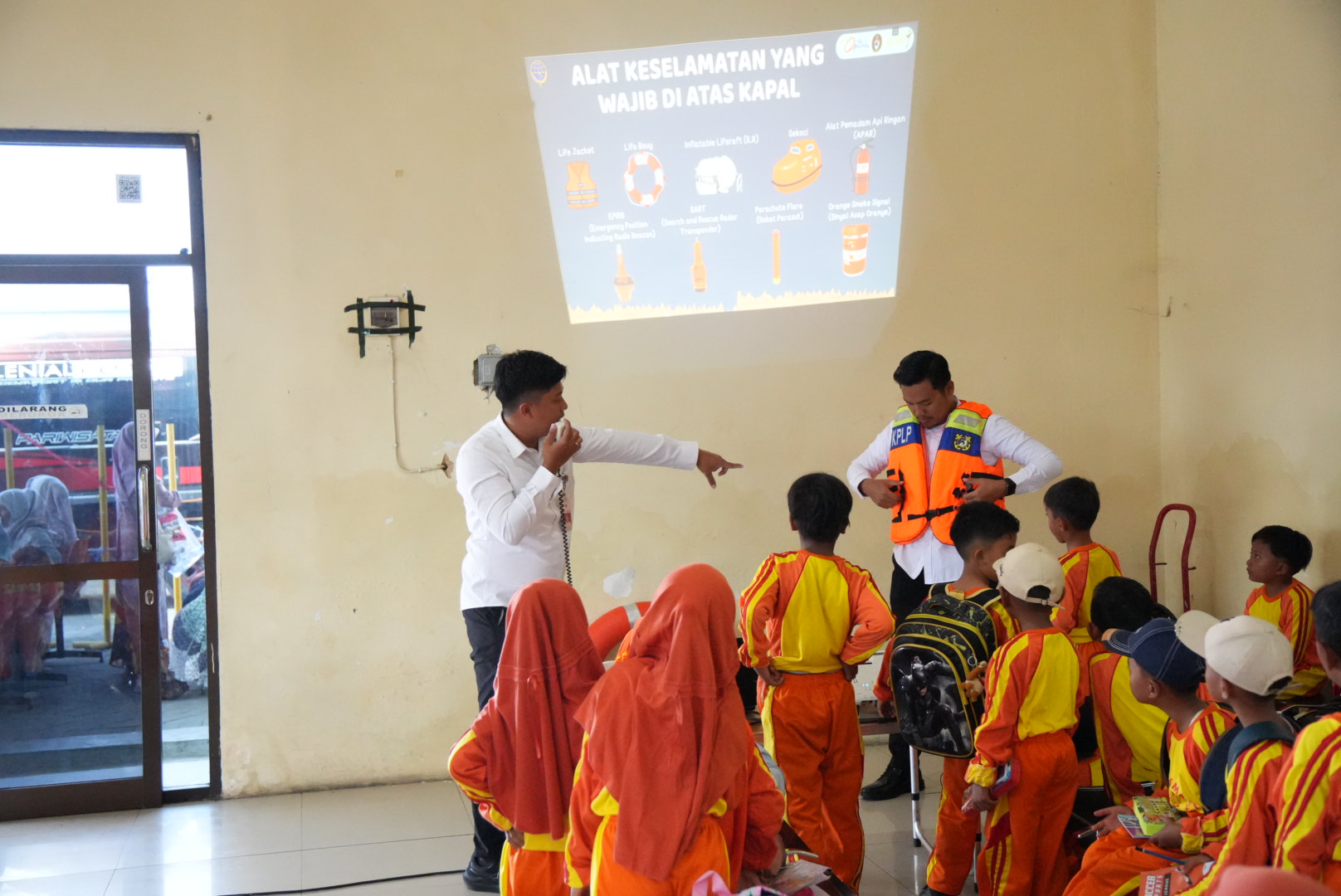 Terima Kunjungan SDN Daleman 1, KSOP Kalianget Kenalkan Fasilitas Pelabuhan pada Ratusan Siswa