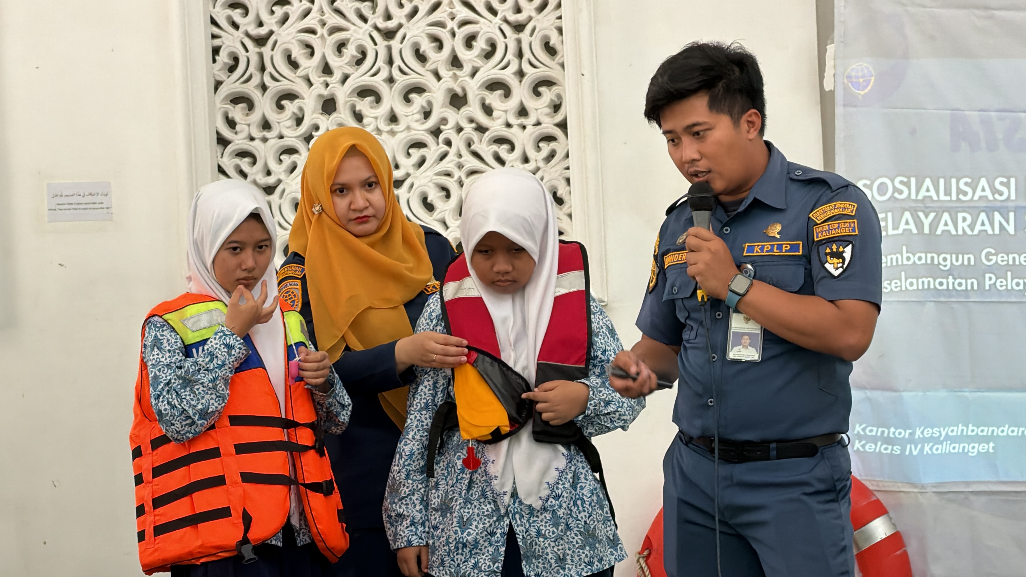 Edukasi Sejak Dini, KSOP Kalianget Gelar Keselamatan Pelayaran Untuk Santri Kepulauan di Ponpes Al Karimiyyah