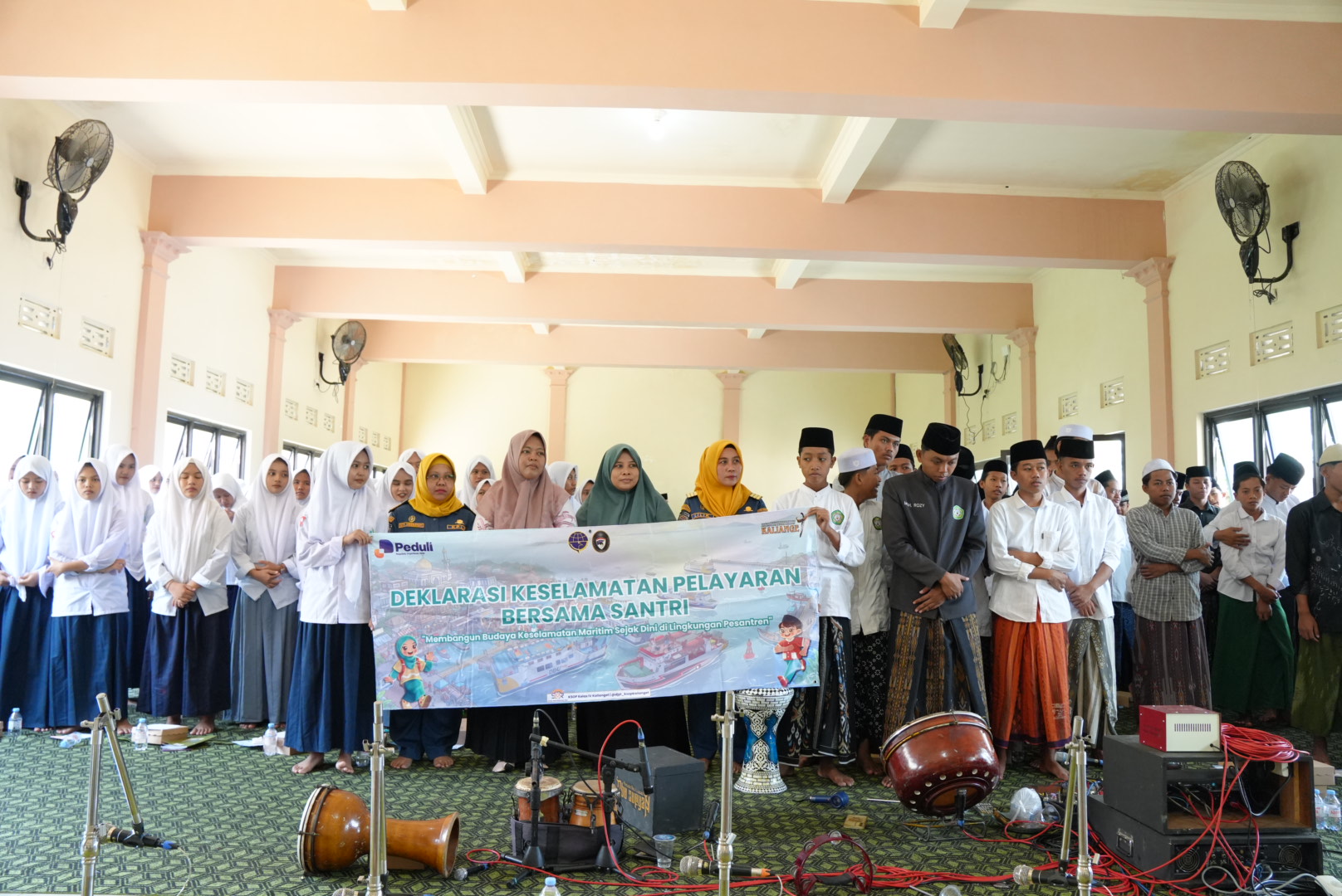 Gelar Syahbandar Bersholawat, KSOP Kalianget Edukasi Santri Ponpes Aqidah Usymuni tentang Keselamatan Pelayaran