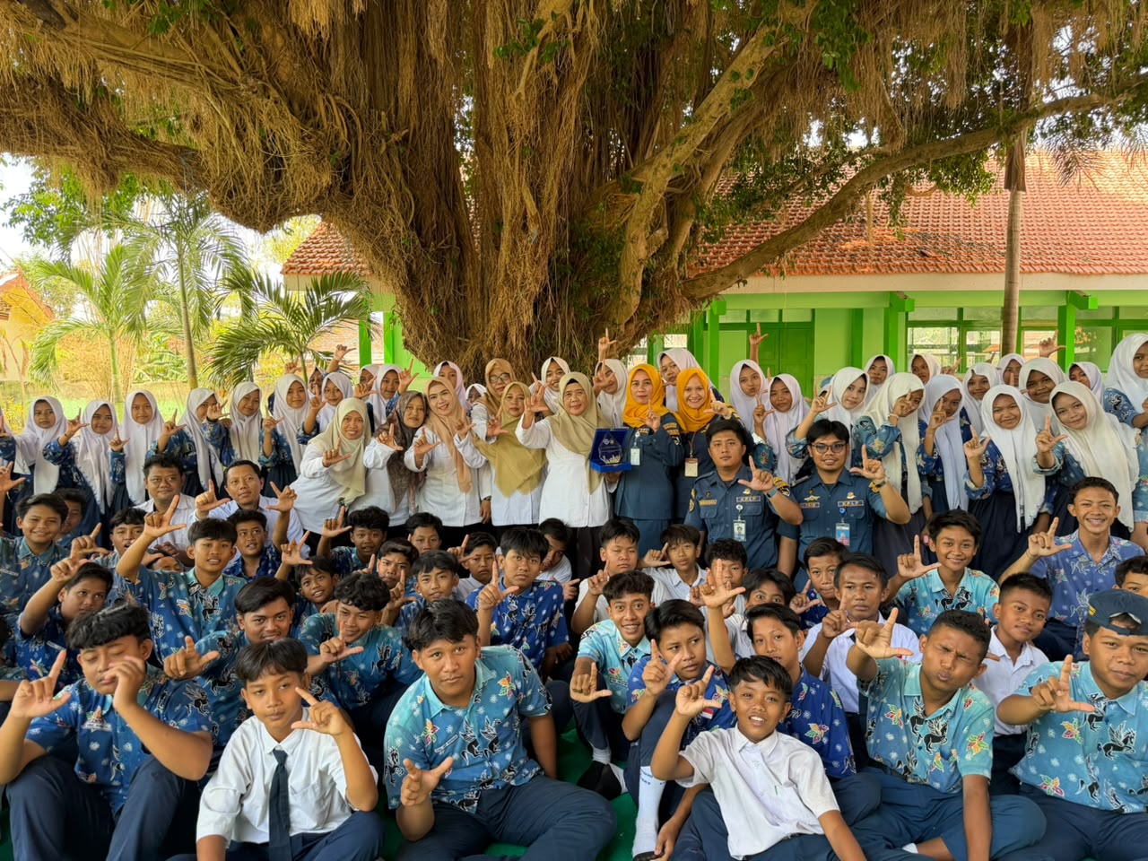 KSOP Kelas IV Kalianget Tanamkan Budaya Keselamatan Transportasi Laut bagi pelajar asal kepulauan di SMPN 2 Kalianget