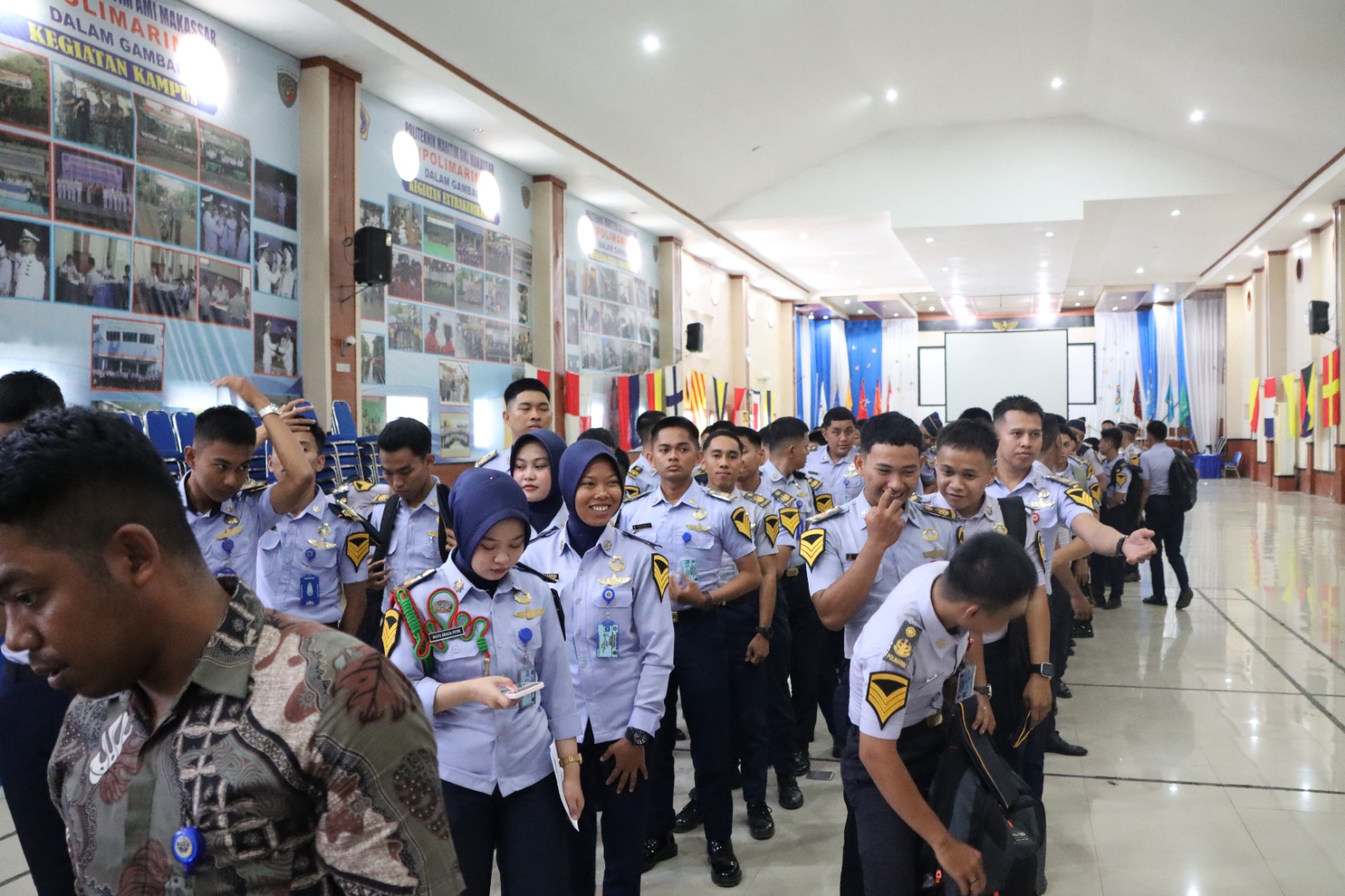 Jemput Bola di Kampus Polimarim, KSOP Utama Makassar Terbitkan 96 Buku Pelaut On the Spot