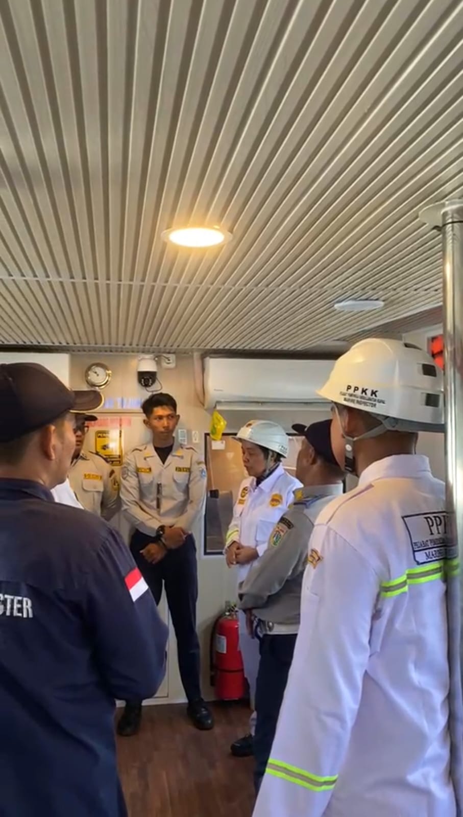 Kesiapsiagaan Awak Kapal Dishub DKI Jakarta Diuji melalui Emergency Drill Abandon Ship, Fire Drill, dan Man Overboard