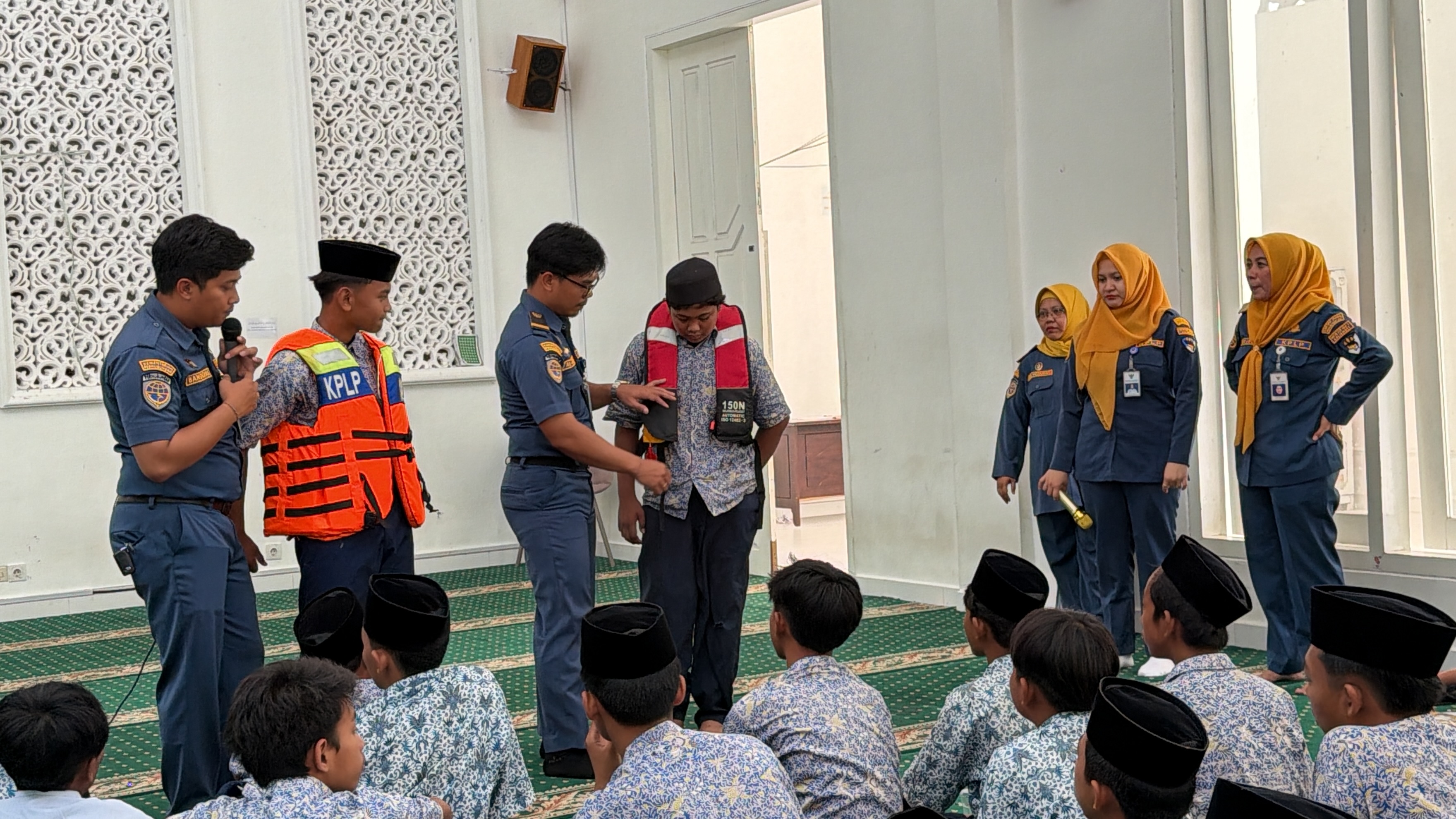 Edukasi Sejak Dini, KSOP Kalianget Gelar Keselamatan Pelayaran Untuk Santri Kepulauan di Ponpes Al Karimiyyah