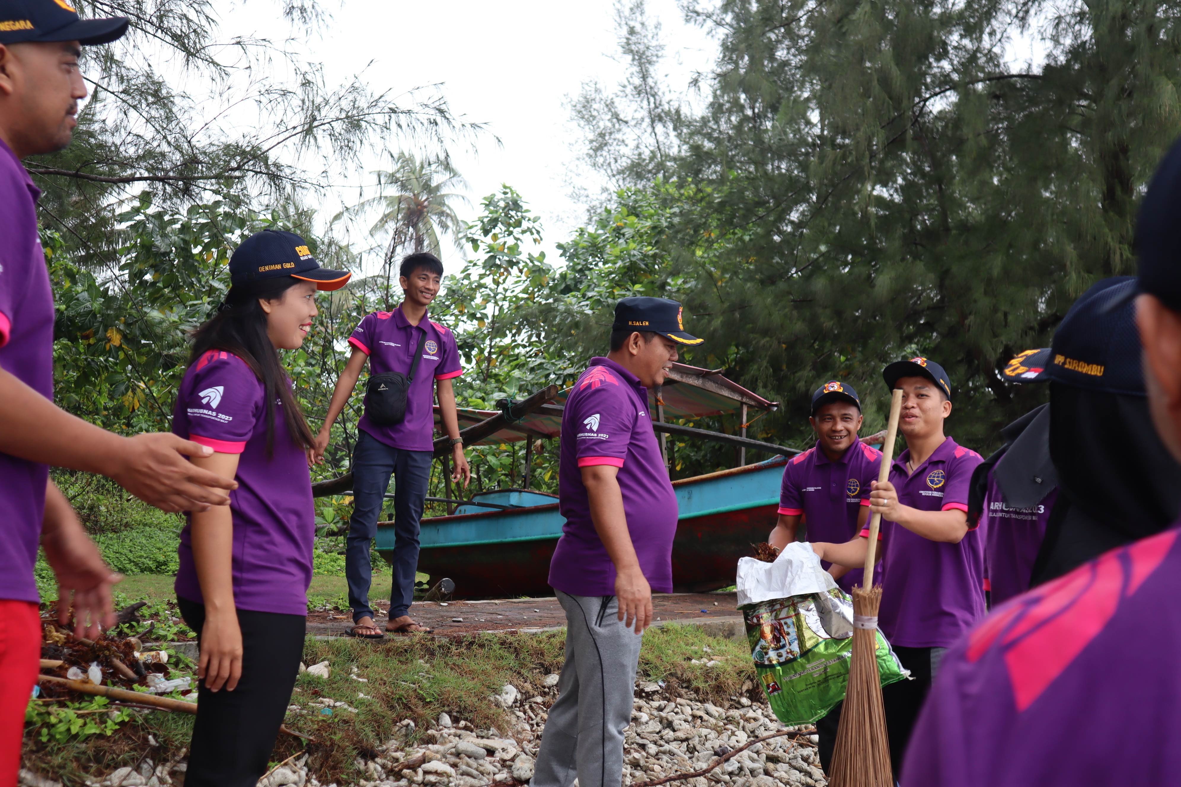 Melakukan kerja bakti