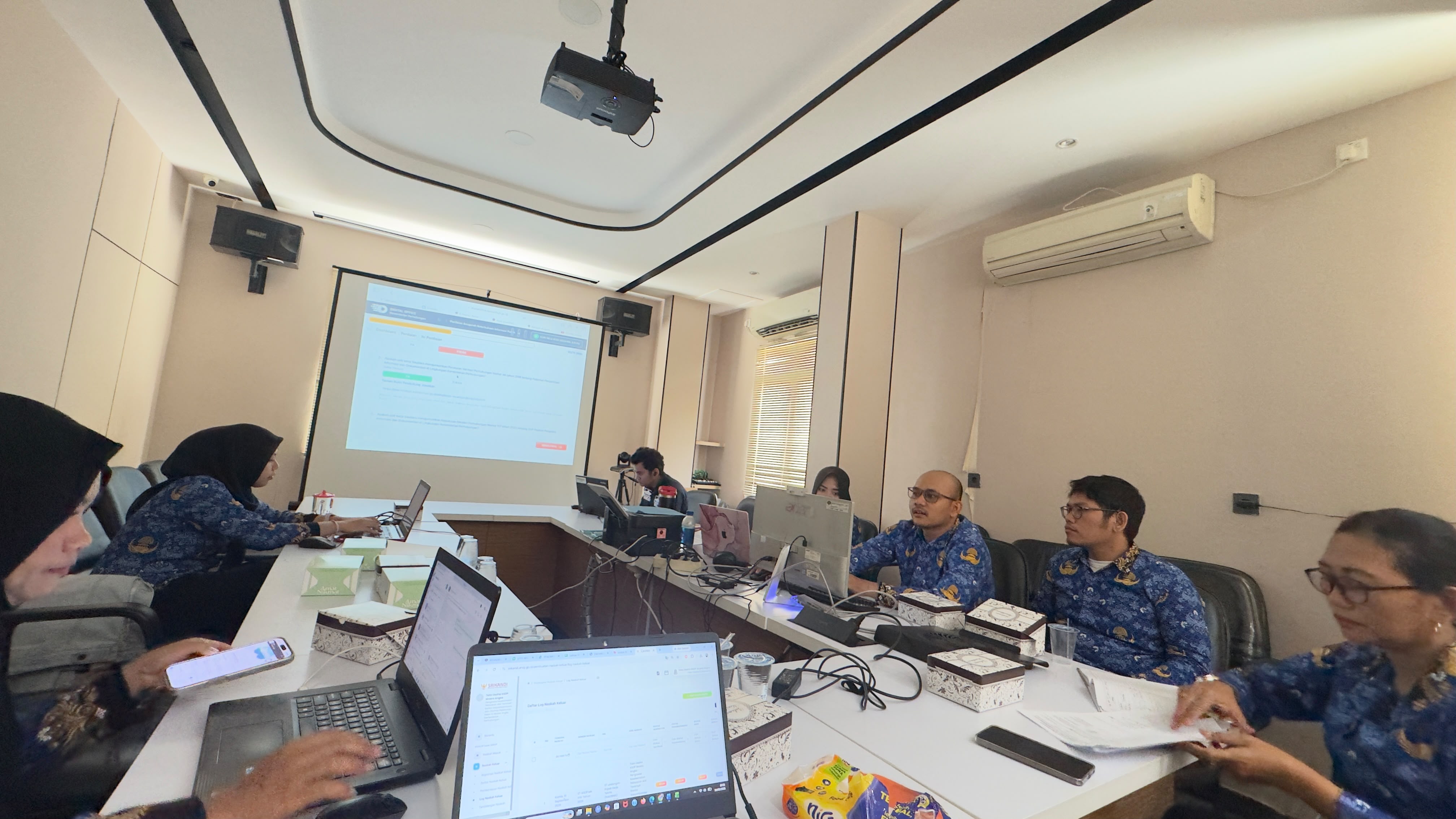 Rapat terkait pengelolaan pelayanan informasi KSOP Kelas IV Muara Angke