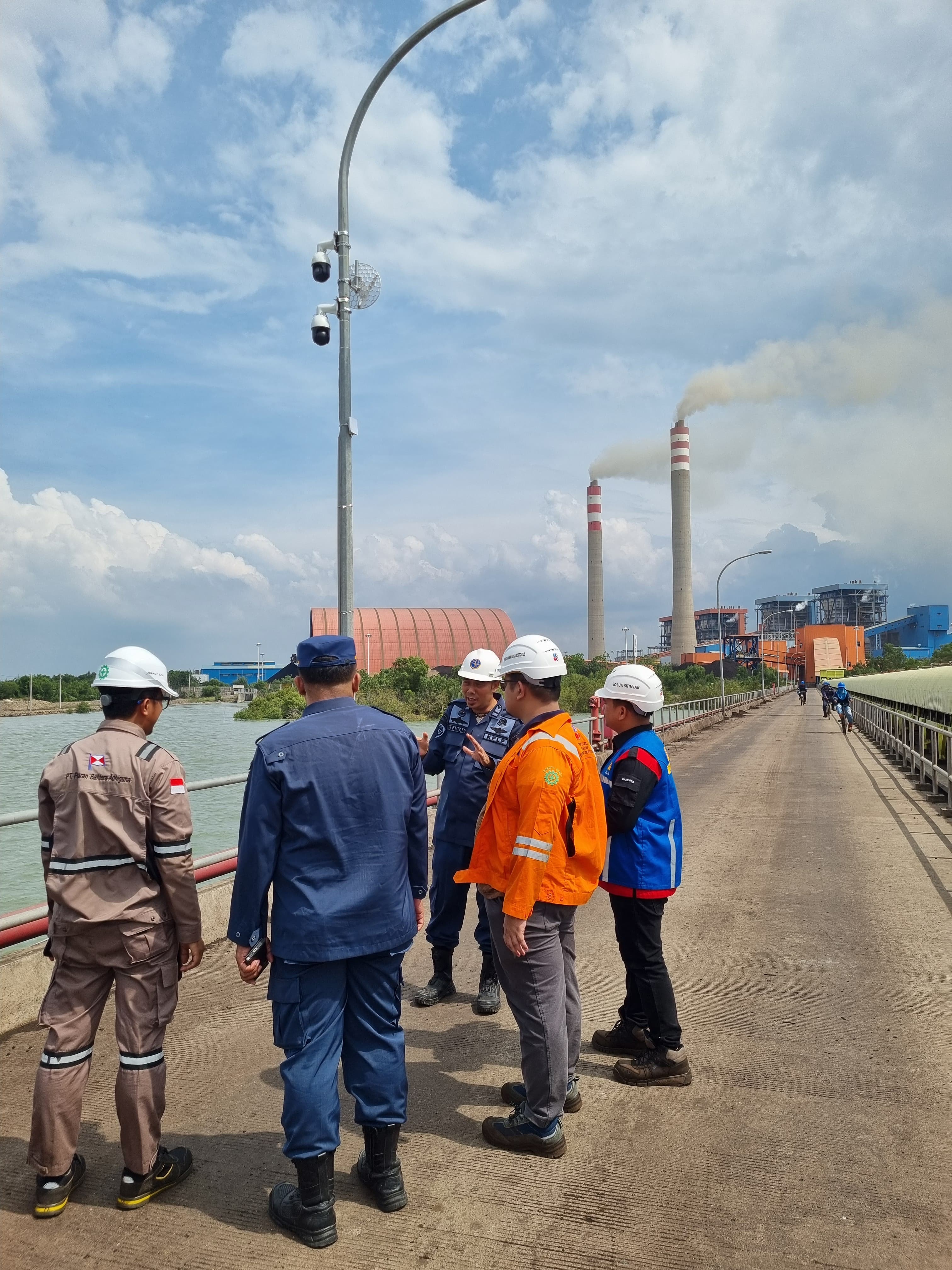 Kegiatan Monitoring AIS Receiver dan CCTV di TUKS PT. PLN Indonesia Power oleh Kepala Kantor beserta Tim LALA dan Usaha Kepelabuhanan
