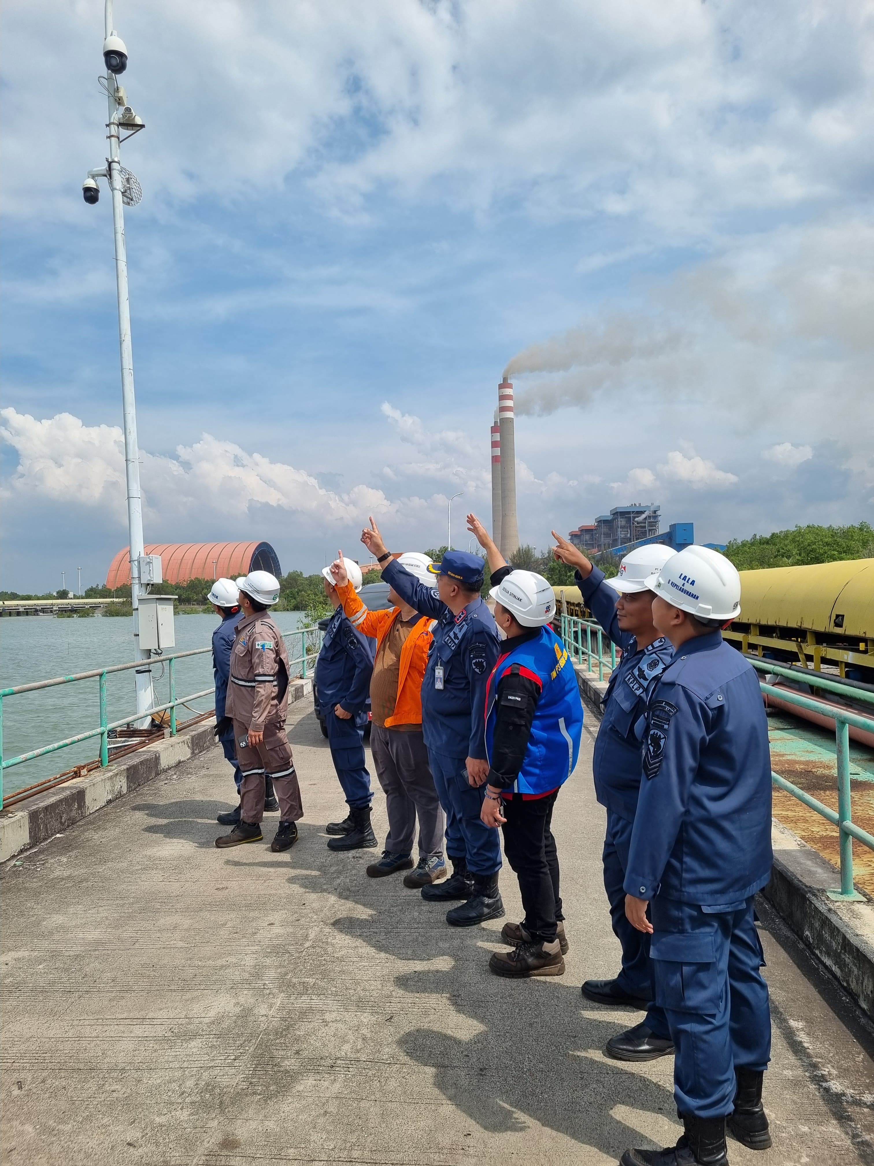Kegiatan Monitoring AIS Receiver dan CCTV di TUKS PT. PLN Indonesia Power oleh Kepala Kantor beserta Tim LALA dan Usaha Kepelabuhanan