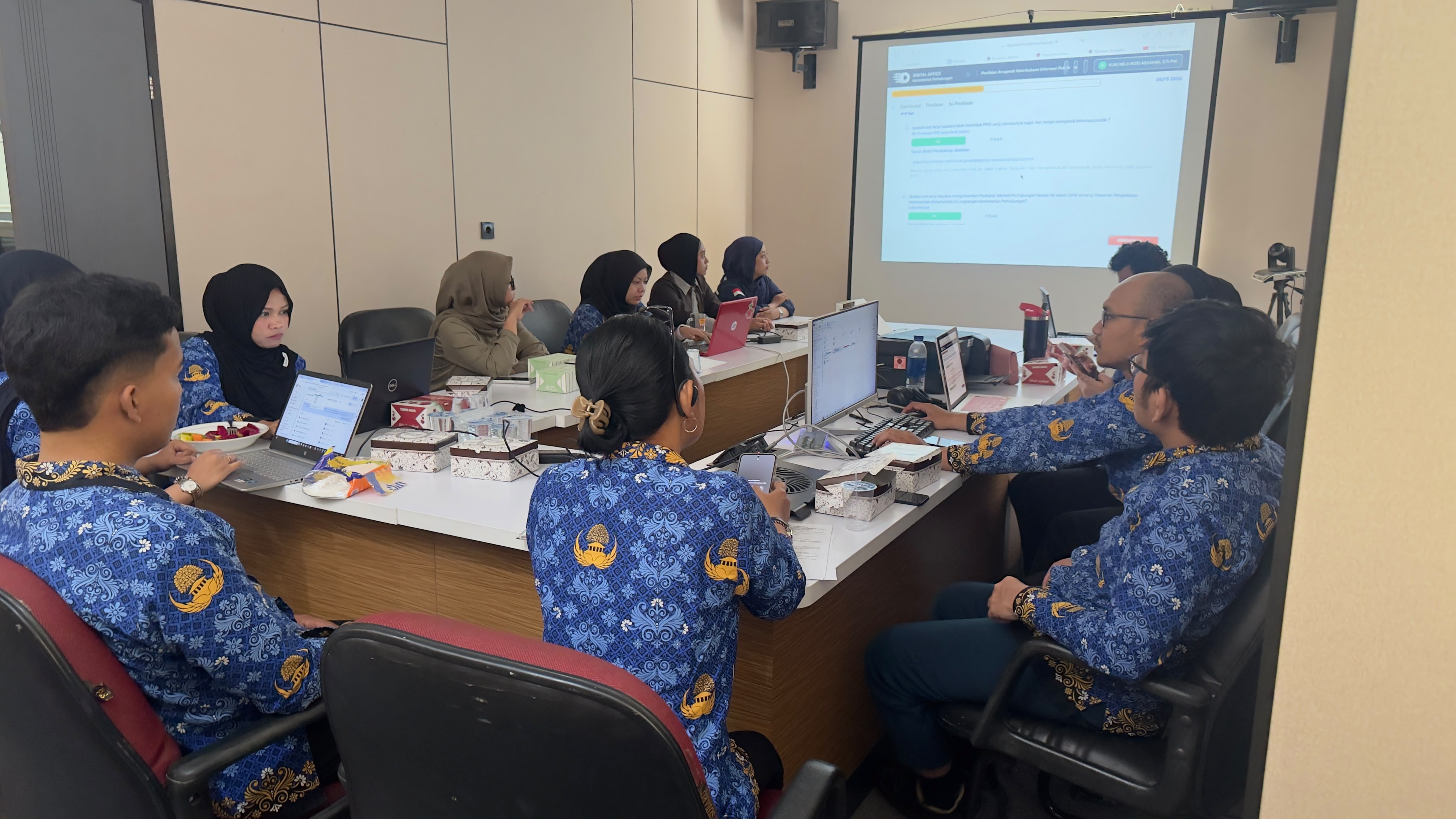 Rapat terkait pengelolaan pelayanan informasi KSOP Kelas IV Muara Angke