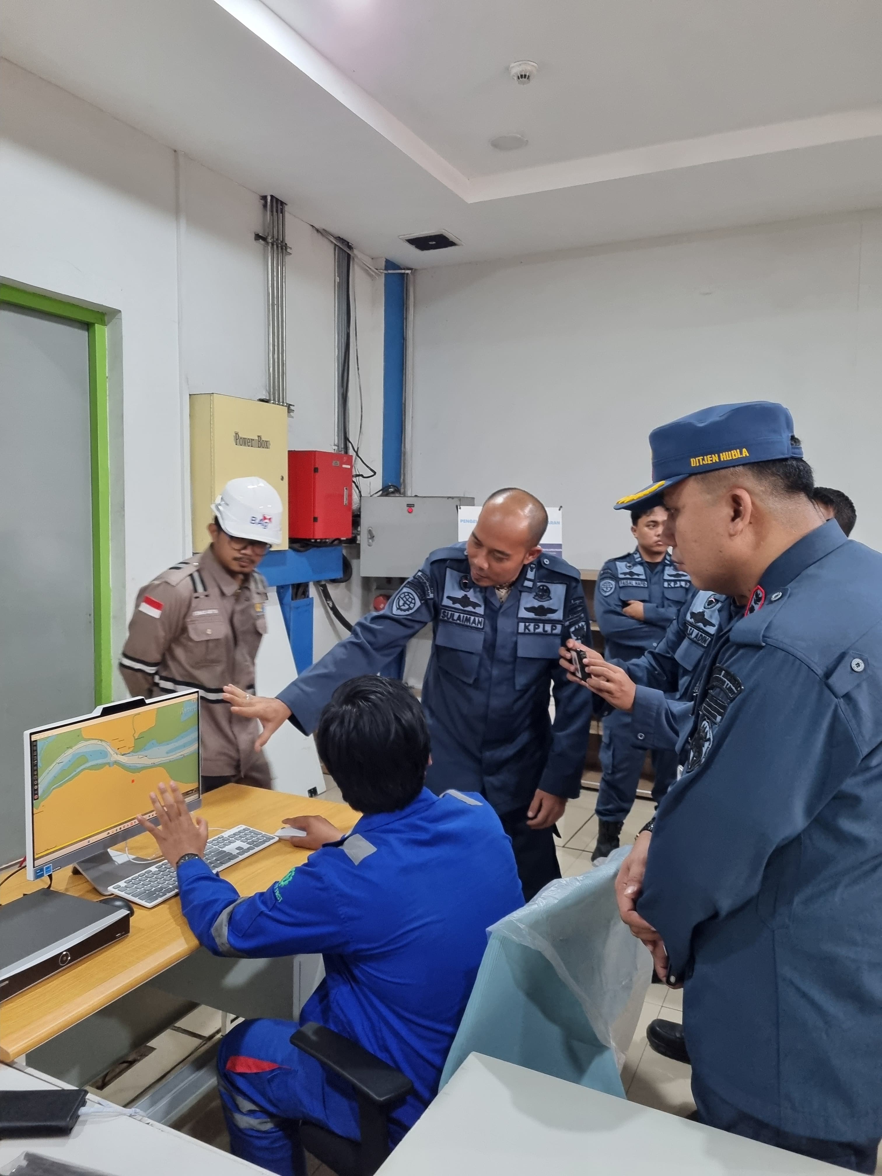 Kegiatan Monitoring AIS Receiver dan CCTV di TUKS PT. PLN Indonesia Power oleh Kepala Kantor beserta Tim LALA dan Usaha Kepelabuhanan